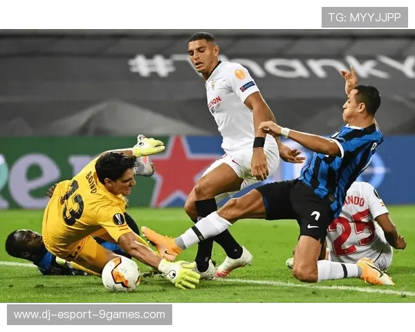 塞维利亚反击中路插上准确收获，展现现代足球的无懈可击