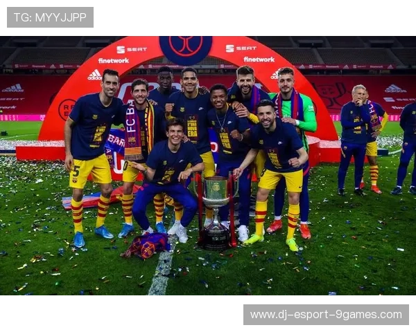 巴萨中场围抢成功，德容直塞制造单刀良机